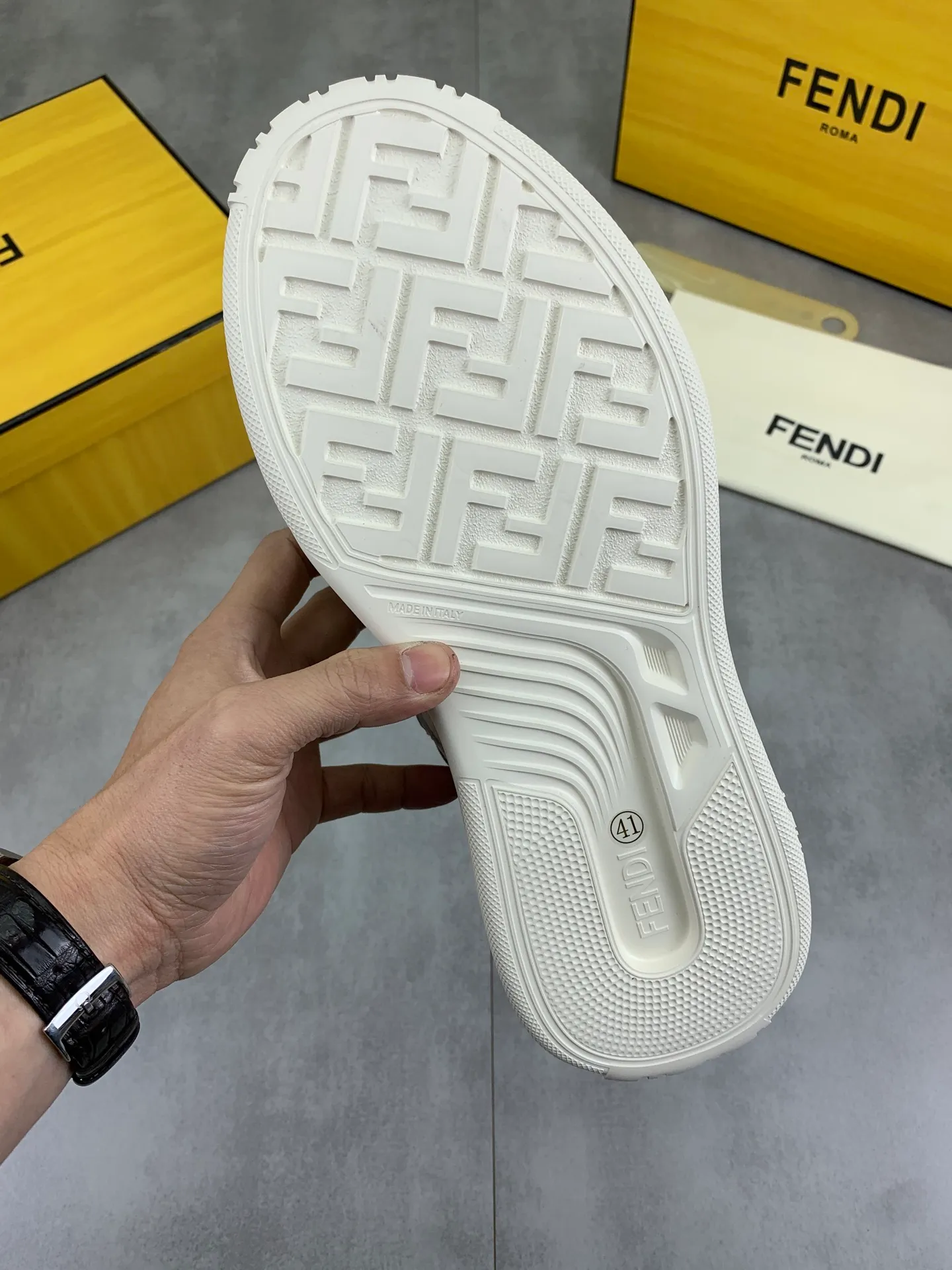 Men's men's shoes 💰P760 new style 💰💎💎💎 summer hot style [FENDI Fendi] top version 🆕New sneakers, wavy soles engraved with original words. Embossed Fendi Flow lettering on the heel. The upper is made of high-end calfskin and breathable materials. Original lining with tone-on-tone details decorated with innovative handcrafting techniques. Ultra-light and wear-resistant TPU and IP foam soles, overall lightweight and comfortable. Size:39-44 (38 45 can be customized)